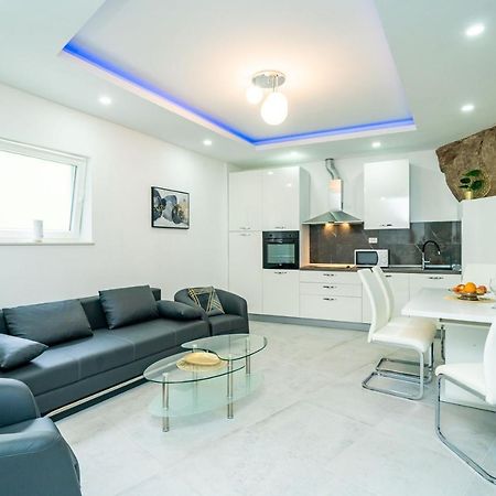 Hidden Gem Apartment Молунат Екстер'єр фото